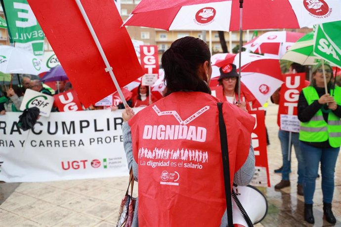 Trabajadores y miembros de sindicatos se concentran ante el Hospital Virgen del Rocío. A 30 de octubre de 2024, en Sevilla (Foto de archivo).