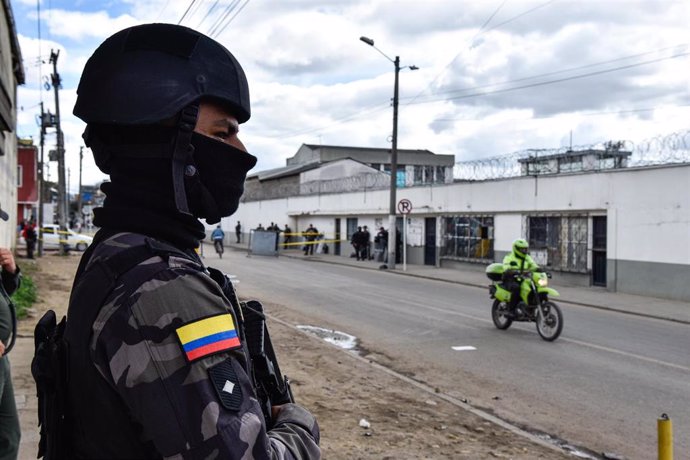 Archivo - Un agente de la Policía colombiana frente a la cárcel La Modelo, en Bogotá 