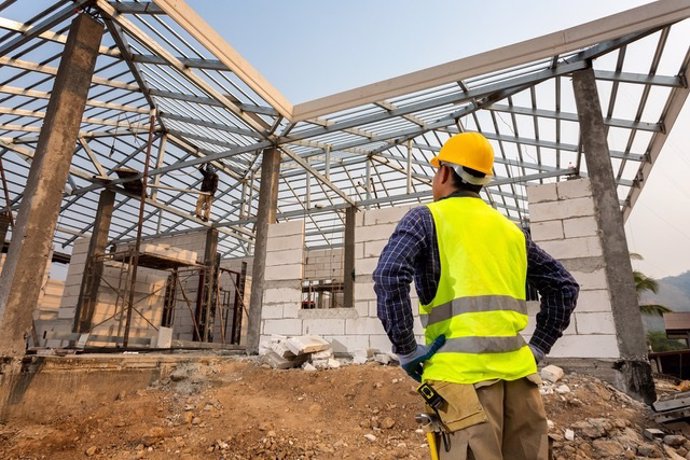 Archivo - Un trabajador en una construcción.