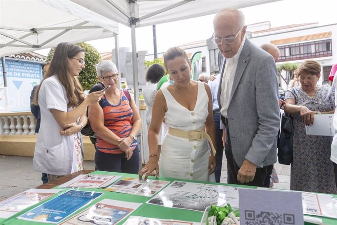 La presidenta del Cabildo de Tenerife, Rosa Dávila, y el consejero de Educación para la Prevención, Juan Acosta, en los stands de la campaña de prevención del cáncer de piel