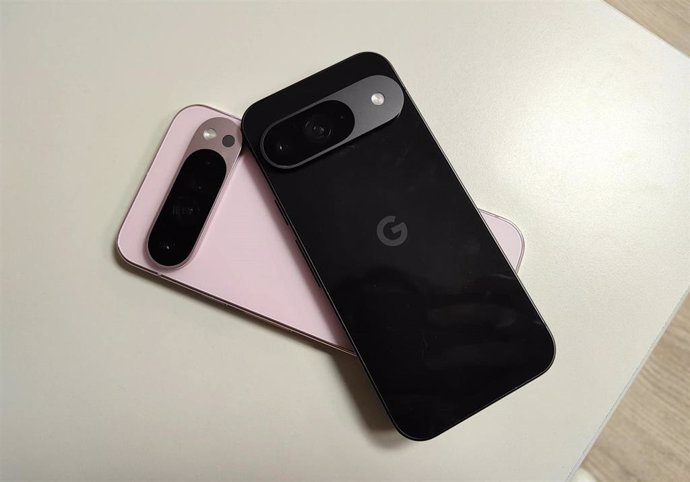 Pixel 9 Pro (rosa) y Pixel 9 (negro)