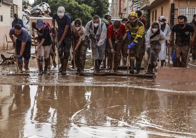 Varios voluntarios limpian calles en Masanasa.