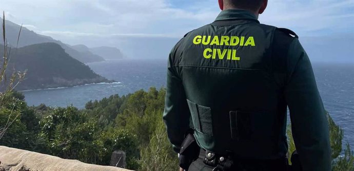 Archivo - Un agente de la Guardia Civil.