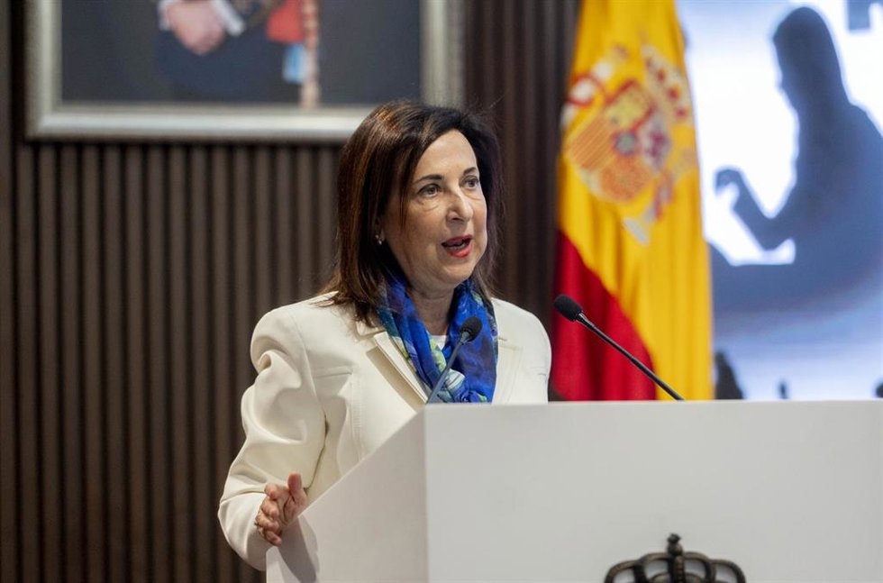 La ministra de Defensa, Margarita Robles, interviene durante la jornada Mujeres, paz y seguridad: abordando los conflictos armados desde una perspectiva de género, en el Centro Superior de Estudios de la Defensa Nacional (CESEDEN), a 4 de noviembre de