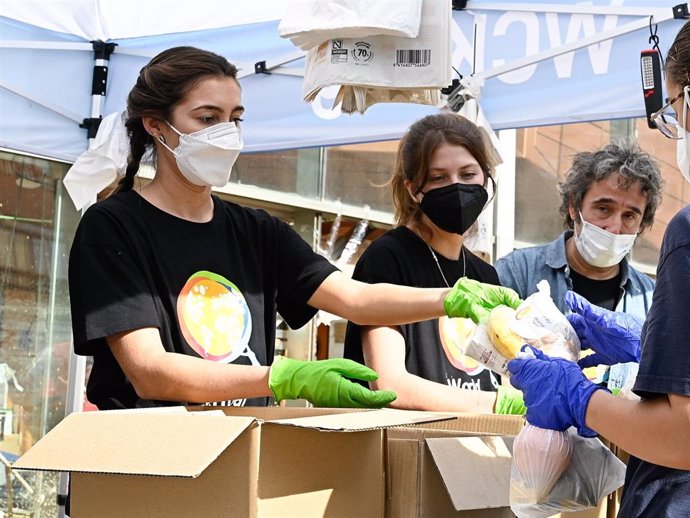 Anna Ferrer y Anita Matamoros reparten productos de primera necesidad junto a la fundación World Central Kitchen a 08 de Noviembre de 2024 en Paiporta, Valencia (España).