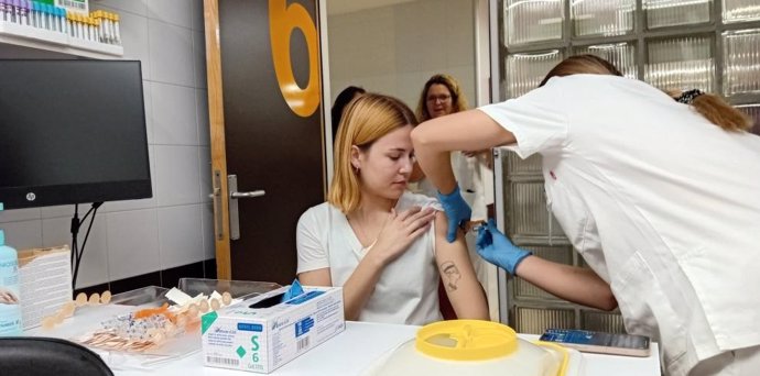 Unos 400 estudiantes de titulaciones sanitarias en prácticas se vacunan frente a la gripe en el Hospital Clínico