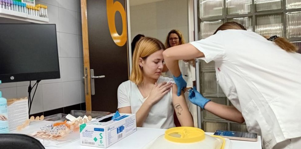 Unos 400 estudiantes de titulaciones sanitarias en prácticas se vacunan frente a la gripe en el Hospital Clínico