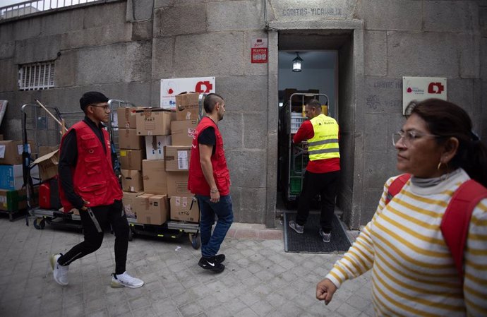 Voluntarios de la Fundación Madrina preparan cajas con ayuda humanitaria para el segundo convoy que se dirige a Valencia, preparado por la Fundación Madrina, a 8 de noviembre de 2024, en Madrid (España). La Fundación Madrina se moviliza de nuevo con este 