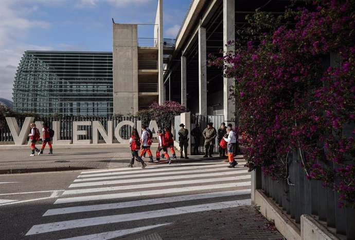 Miembros de Cruz Roja y militares en la entrada de Feria Valencia.