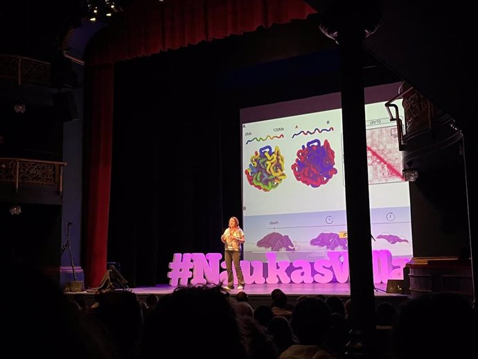 La periodista y divulgadora Eva Caballero en la primera charla de la séptima edición de Naukas Valladolid, que se celebra este sábado en el Teatro Zorrilla.