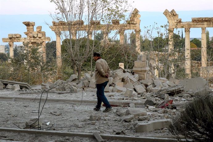 Un residente pasea por Baalbek durante la guerra entre Israel y Hezbolá 