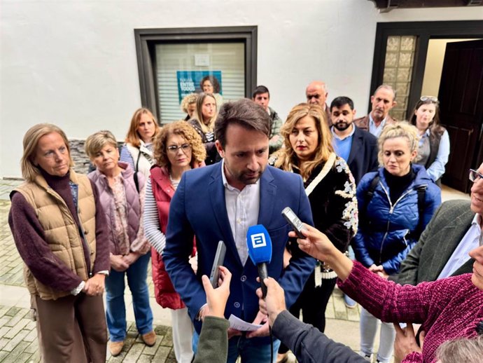 El presidente de PP de Asturias, Álvaro Queipo, atiende a los medios.