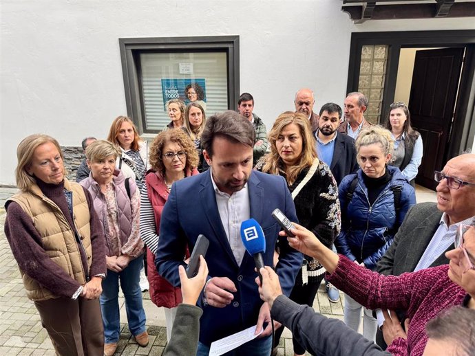 El presidente del PP de Asturias, Álvaro Queipo, en Navia.