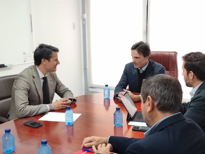 El consejero de Fomento e Infraestructuras, Jorge García Montoro, y el alcalde de Molina de Segura, José Ángel Alfonso, durante una reunión celebrada esta semana.