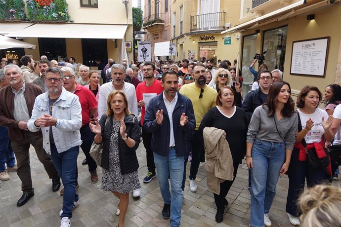 El portavoz del grupo muncipal socialista en el Ayuntamiento de Málaga, Daniel Pérez, y otros concejales socialistas durante la manifestación por la vivienda que se celebra este sábado en la ciudad.