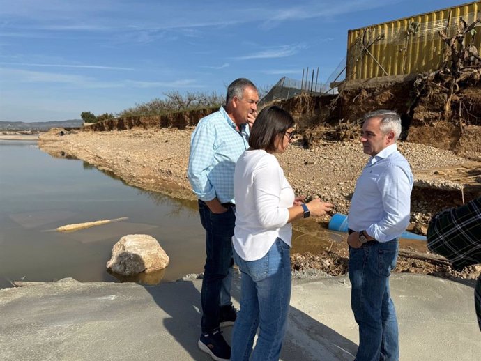 El conseller de Agricultura. Agua, Ganadería y Pesca, Miguel Barrachina, ha visitado hoy junto a la alcaldesa de Carlet, Laura Sáez y representantes de la comunidad de regantes y de la cooperativa del municipio algunos de los caminos y campos afectados