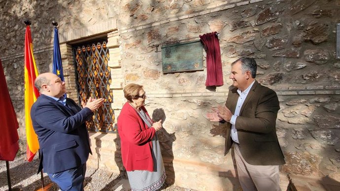 El consejero, Juan María Vázquez, junto a Julia Musso, biznieta de José Musso, durante el descubrimiento de la placa conmemorativa.