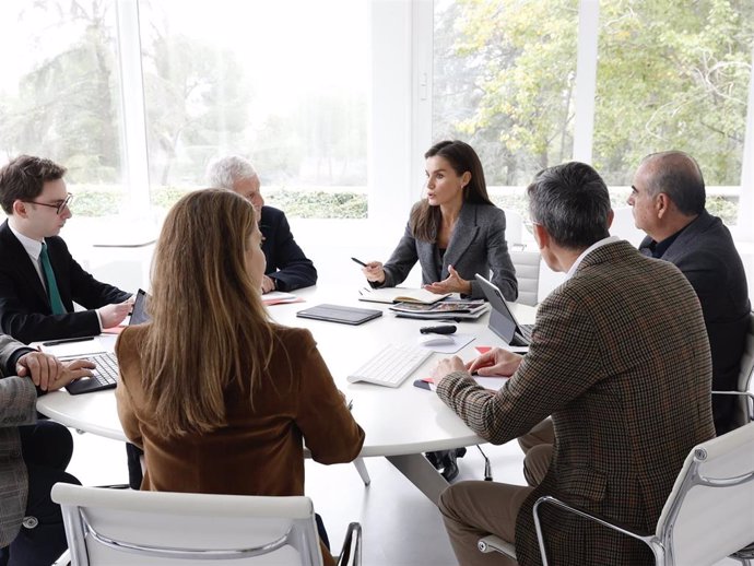 La Reina Letizia durante una reunión de trabajo con entidades sociales que atienden a las personas afectadas por la DANA, en el Palacio de la Zarzuela, a 9 de noviembre de 2024, en Madrid (España).