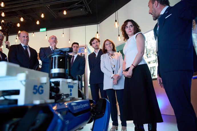 La presidenta de la comunidad de Madrid, Isabel Díaz Ayuso (2d), durante la inauguración de Digitaliza Madrid, en el Centro de Innovación Digitaliza, a 24 de octubre de 2024, en Madrid (España). 