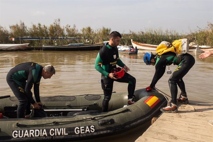 Despliegue de efectivos de la Guardia Civil en búsqueda de desaparecidos en la Albufera de Valencia. 