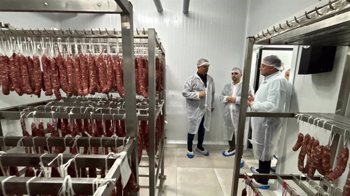 El diputado de Promoción Agroalimentaria de Almería, Carlos Sánchez, visita la empresa El Leñero en Berja (Almería).