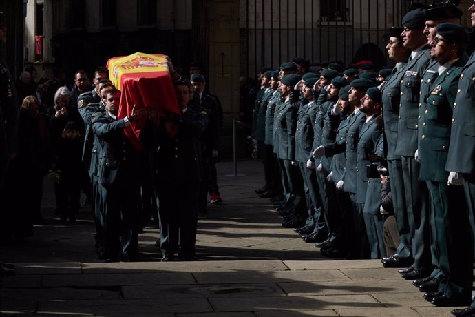 Archivo - Varios guardias civiles llevan el féretro a la Catedral de Pamplona durante el funeral de uno de los guardias civiles fallecidos en Barbate tras ser embestidos por una narcolancha