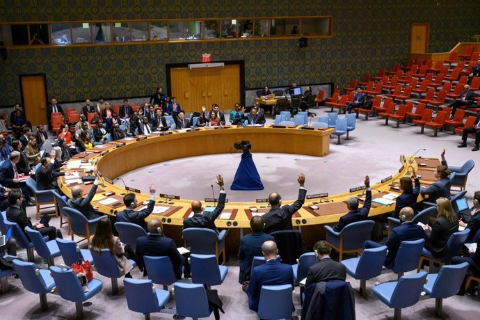 Archivo - UNITED NATIONS, Nov. 15, 2023  -- Representatives vote on a draft resolution during a Security Council meeting at the UN Headquarters in New York, on Nov. 15, 2023. The Security Council on Wednesday adopted a resolution to extend the authorizati