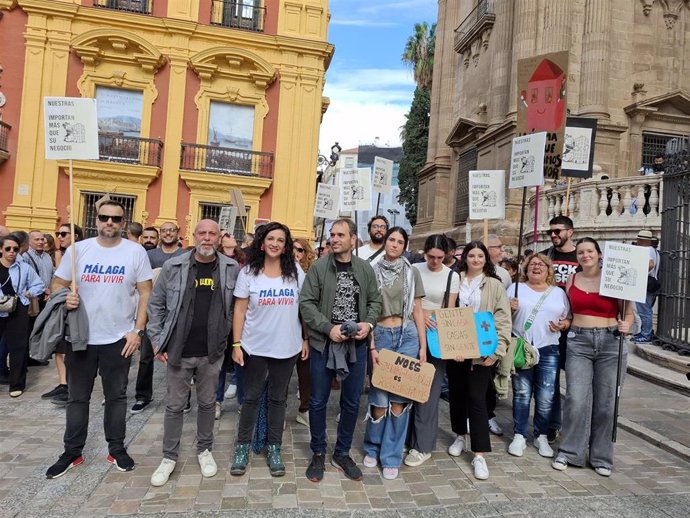 El coordinador de IU-A, Toni Valero, y la coordinadora provincial, Toni Morillas, entre otros participantes en la movilización por la vivienda que ha tenido lugar este sábado en Mälaga.