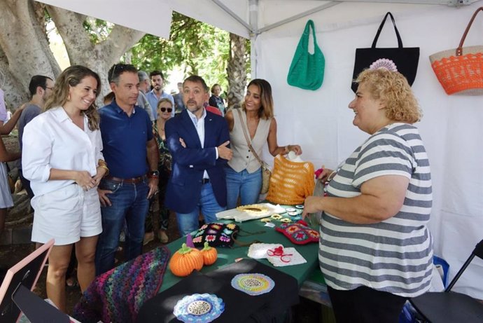 Foto de archivo de visita de autoridades al Mercadillo de las Tradiciones de Anaga