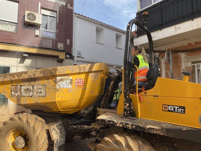 El contingente aragonés prosigue este sábado sus trabajos de limpieza en el sector de Catarroja asignado y amplía su cometido para reparar el colector principal, que mantiene colapsado el sistema de alcantarillado de la clocalidad valenciana.