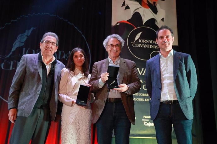 Los escritores Andrés Trapiello (2d) y Espido Freire, junto al alcalde de Castro del Río, Julio Criado (1d), y el presidente de la Fundación Cajasol, Antonio Pulido (1i), en la foto de familia durante las jornadas cervantinas, en Castro del Río, Córdoba.