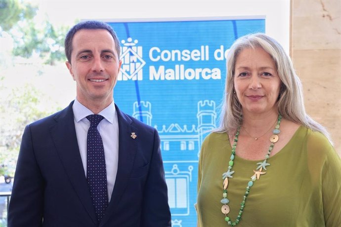 El presidente del Consell, Llorenç Galmés, y la consellera insular de Promoción Económica y Desarrollo Local, Pilar Amate