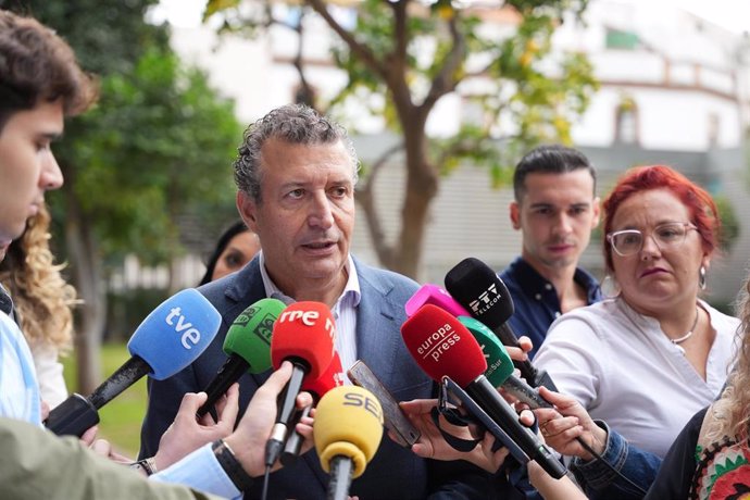 El presidente de la Diputación de Sevilla, Javier Fernández atiende a los medios de comunicación en la concentración del Patio de la Diputación