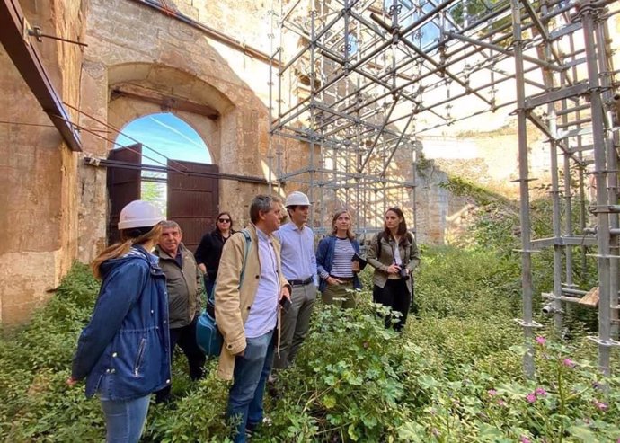 El alcalde de Alcalá la Real, Marino Aguilera (c), junto a técnicos estatales en una visita a la iglesia de Santo Domingo de Silos.