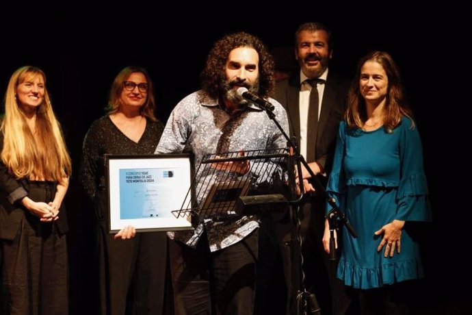 El compositor Julián Sánchez al recibir el galardón.