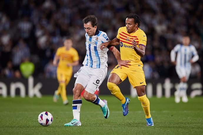 Archivo - Mikel Oyarzabal of Real Sociedad competes for the ball with Jules Kounde of FC Barcelona during the LaLiga EA Sports match between Real Sociedad and FC Barcelona at Reale Arena on November 4, 2023, in San Sebastian, Spain.