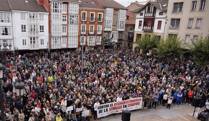 Cerca de 7.000 personas recorren las calles de Reinosa contra el desmantelamiento de la sanidad pública de Campoo