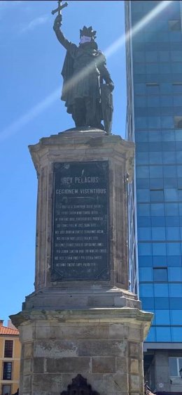 Archivo - Estatua de Pelayo en Gijón, con mascarilla