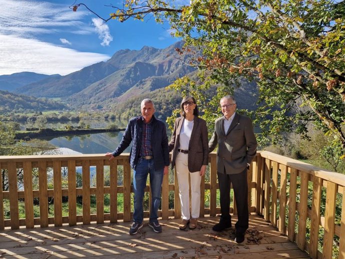 El alcalde de Sobrescobio, Marcelino Martínez; la consejera de Transición Ecológica, Nieves Roqueñí, y el gerente de Cadasa, duranta la visita a actuaciones realizadas en el entorno del embalse de Rusecu/Rioseco, en el concejo de Sobrescobio.