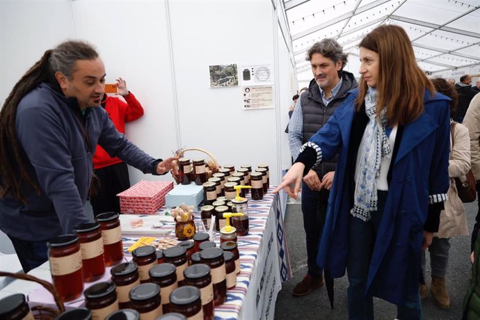 La conselleira do Medio Rural, María José Gómez, visita la II Feira Agroalimentaria e XXXIV Feira do Mel.