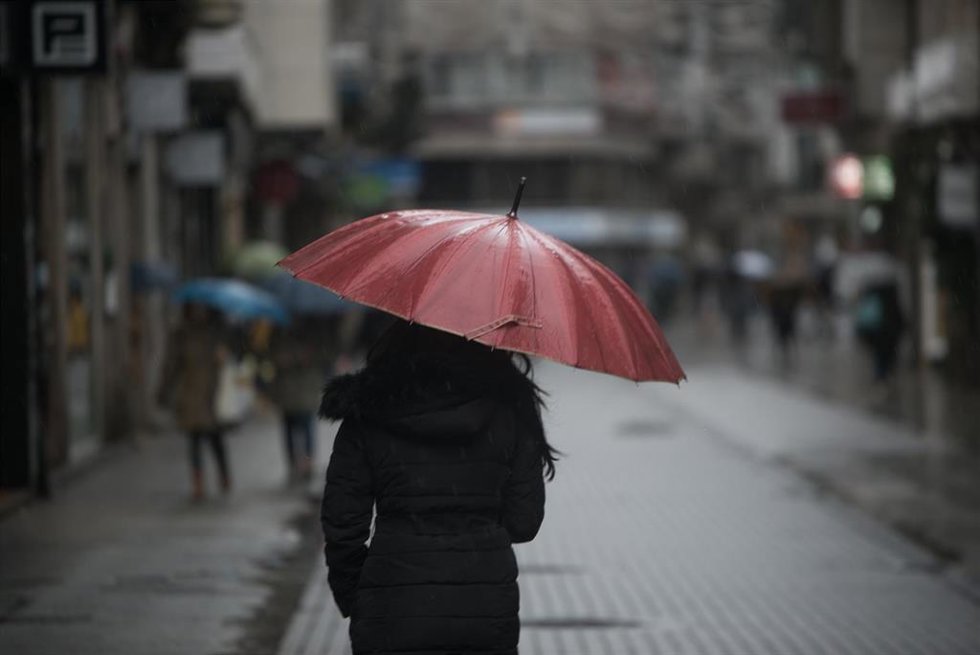Archivo - Una persona con paraguas para protegerse de la lluvia camina por la Rua Michelena, a 16 de enero de 2023, en Pontevedra, Galicia (España).