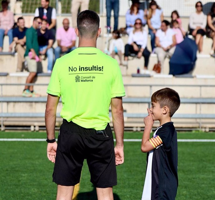 Estreno del uniforme arbitral con mensajes de valores