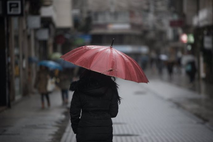 Archivo - Una persona con paraguas para protegerse de la lluvia camina por la Rua Michelena, a 16 de enero de 2023, en Pontevedra, Galicia (España).  La borrasca Gérard, séptima de la temporada, se adelanta a la borrasca Fien y ha afectado hoy a España co