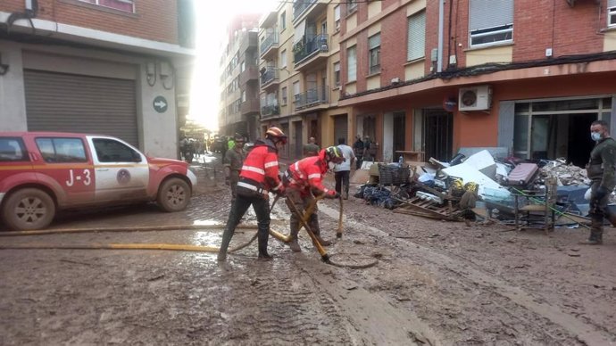 Bomberos de Melilla trabajando en Valencia