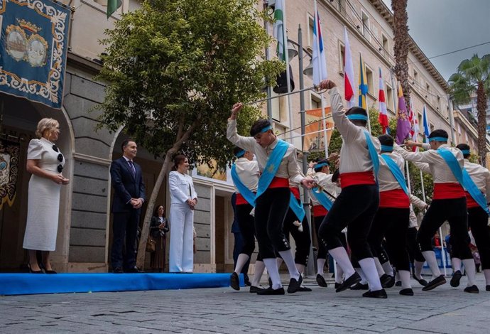 Las danzas tradicionales de catoce municipios de la provincia llegan en un pasacalles al centro de Huelva.