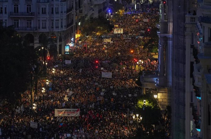 Manifestación en València con el lema 'Mazón dimissió' para protestar por la gestión de la DANA