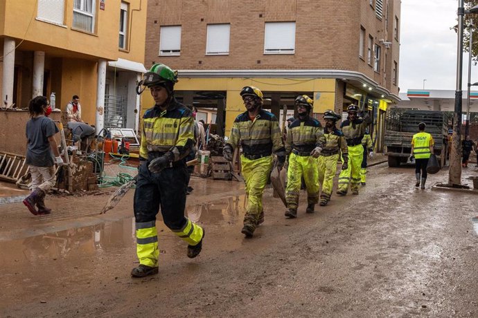 Bomberos de Canarias realizan labores de limpieza en Alfafar, a 9 de noviembre de 2024, en Alfafar, Valencia, Comunidad Valenciana (España). 