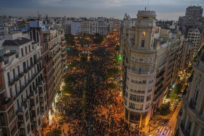 Vista general de la manifestación que recorre las calles de Valencia para exigir la dimisión del presidente de la Generalitat valenciana. 