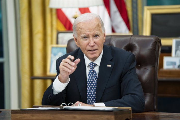 Archivo - September 30, 2024, Washington, District Of Columbia, USA: United States President Joe Biden speaks to the press pool after receiving a briefing from Governor Roy Cooper (Democrat of North Carolina) and Deanne Criswell, Administrator, Federal Em