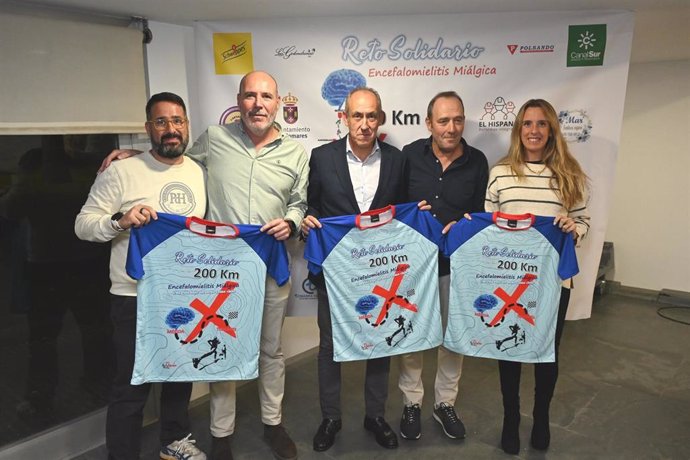 El Alcalde De Tomares, José María Soriano, El Concejal De Deportes, Gema Sánchez Y Los Protagonistas Del Reto Solidario Para Visibilizar La Encelifalomielitis.